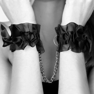 Putá na ruky BIJOUX INDISCRETS FROU FROU ORGANZA HANDCUFFS black